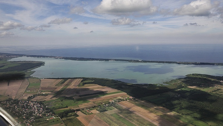 Der Jamunder See ist durch eine Nehrung von der Ostsee getrennt