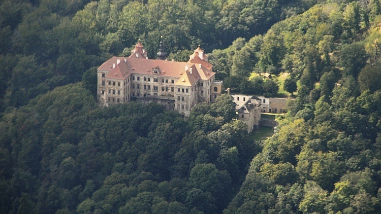 Schloss Eisenberg (Zamek Jezery) am Südrand des Erzgebirges
